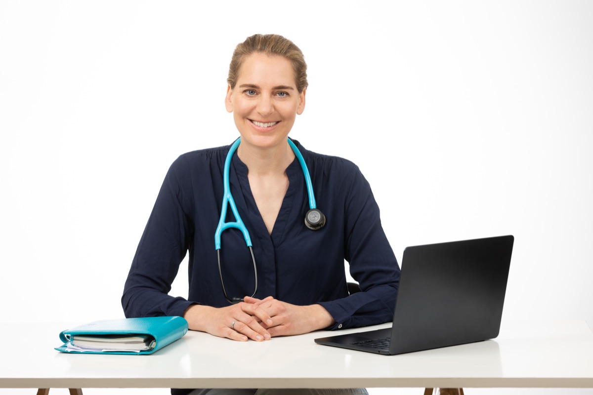 OA Dr. Johanna Bardy bei der Patientenvorbereitung